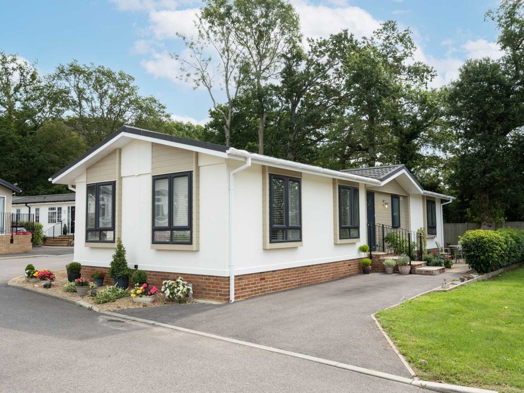 2 bed mobile/park home for sale in Oaklands Park, Brooks Green RH13, £