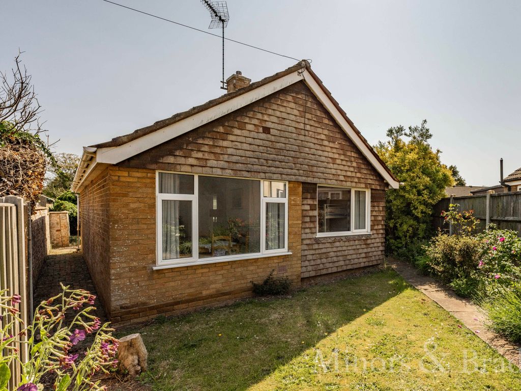 2 bed detached bungalow for sale in London Road, Pakefield, Lowestoft