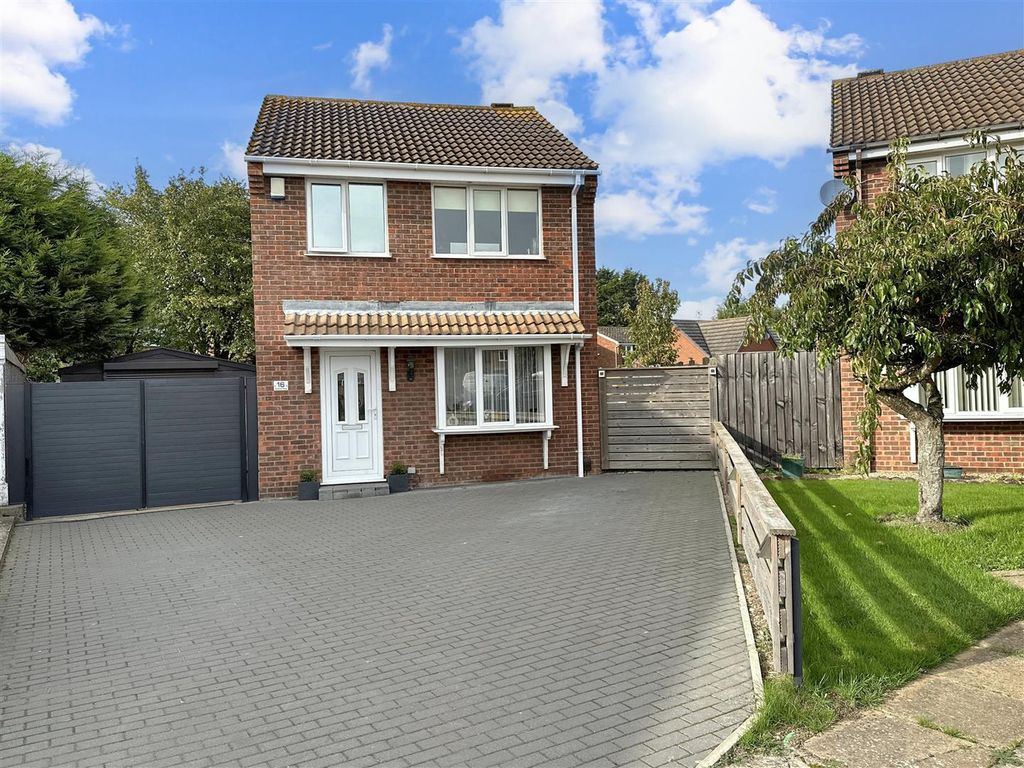 3 bed detached house for sale in Broome Close, New Balderton, Newark