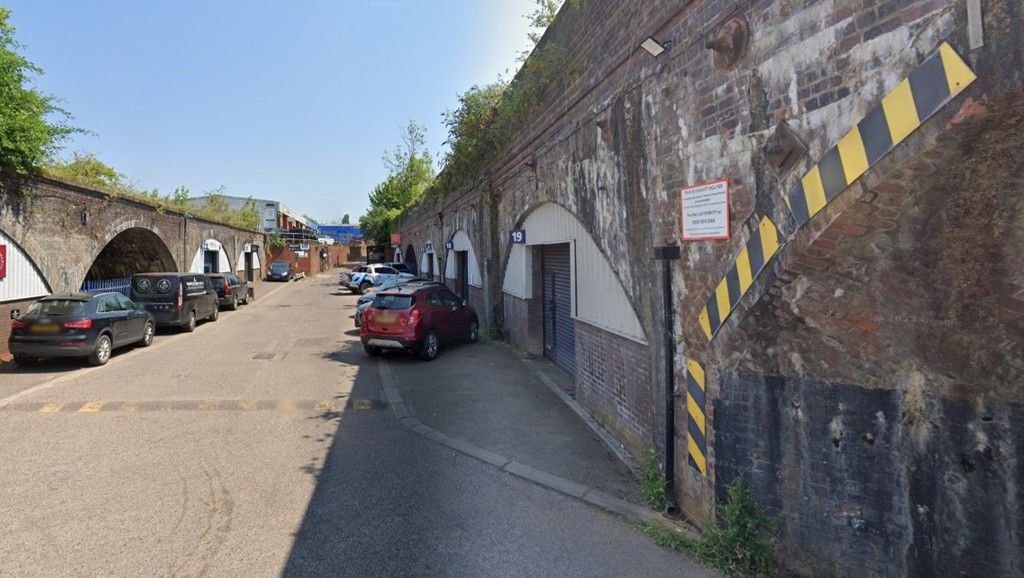 Light industrial to let in Victoria Business Centre, Neilston Street