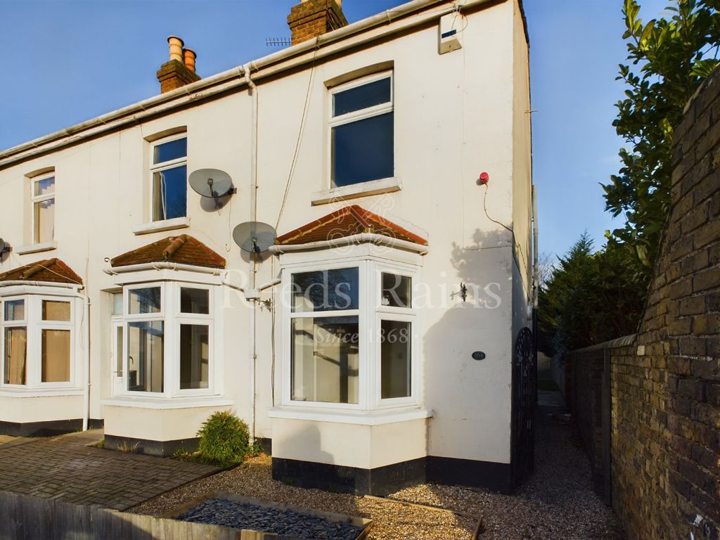 2 bed end terrace house for sale in London Road, Stone, Dartford, Kent
