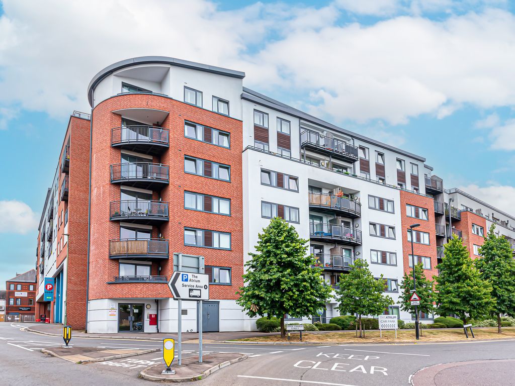 2 bed flat to rent in Lower Charles Street, Camberley GU15, £1,350 pcm