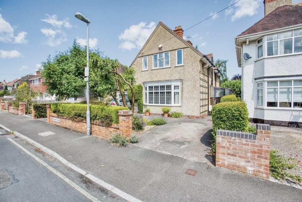 3 bed linkdetached house for sale in Manor Road, Taunton TA1, £500,000