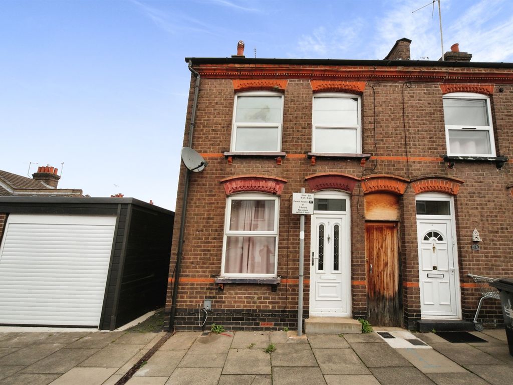 3 bed end terrace house for sale in Baker Street, Luton LU1, £260,000