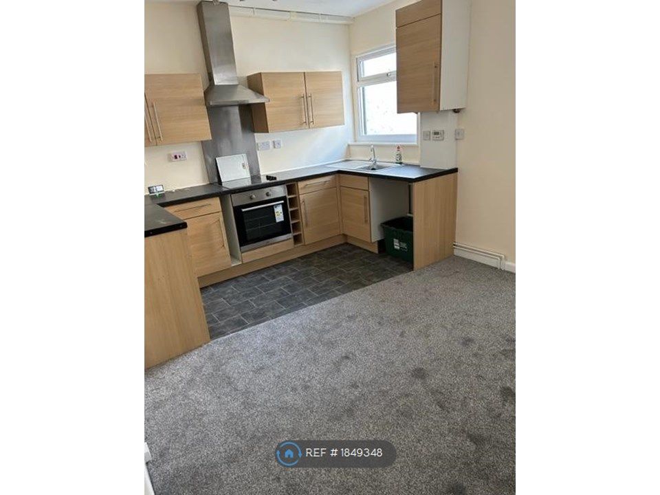 2 bed flat to rent in Church Walk, Bideford EX39, £725 pcm Zoopla