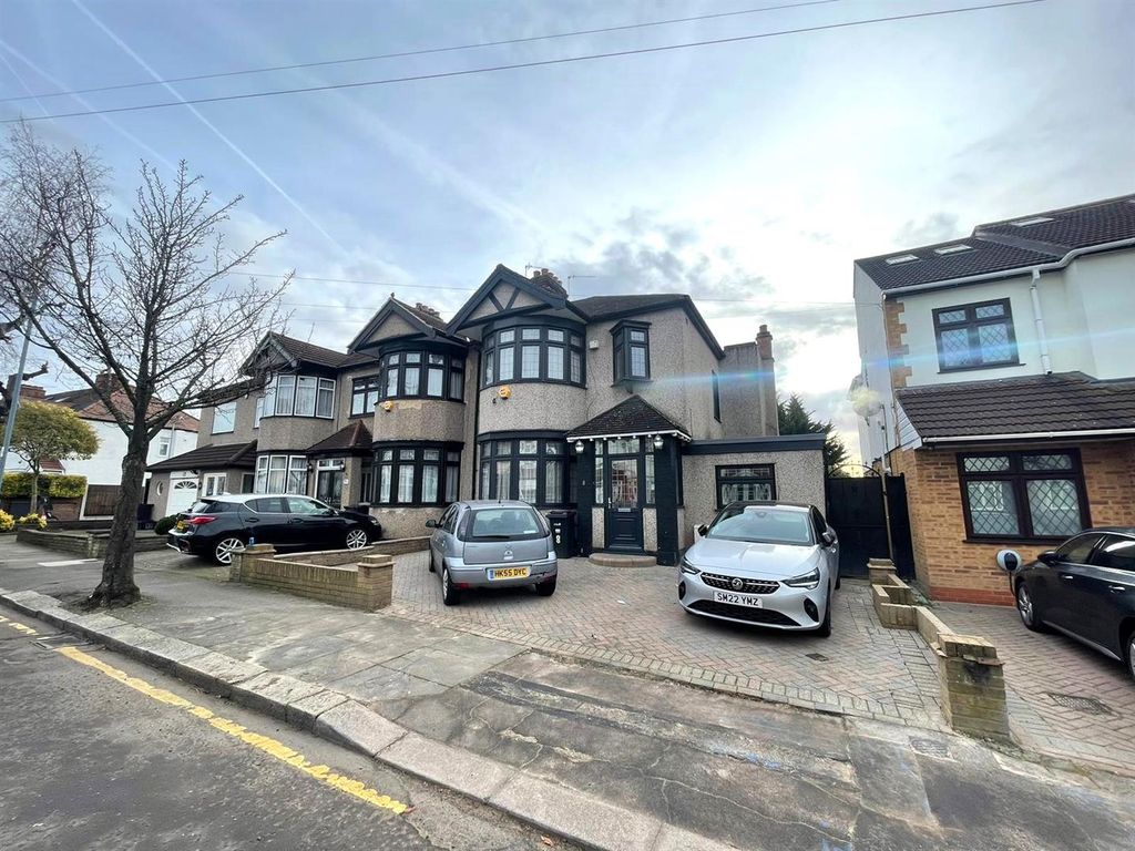 3 bed semidetached house for sale in Fairmead Gardens, Ilford IG4, £