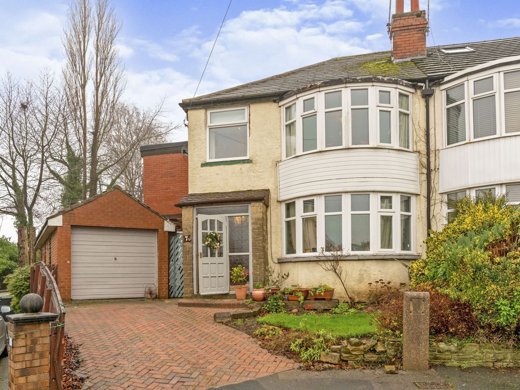 4 bed semidetached house for sale in Chelwood Place, Roundhay, Leeds
