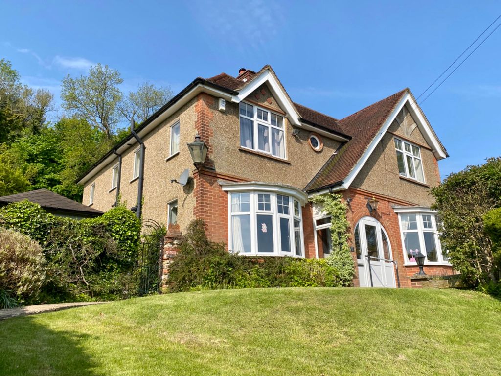 4 bed detached house to rent in Markville Gardens, Caterham CR3, £4,000