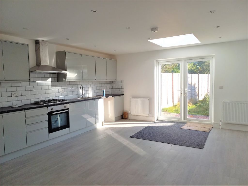 3 bed detached house to rent in Brimsdown Avenue, Enfield EN3, £2,100