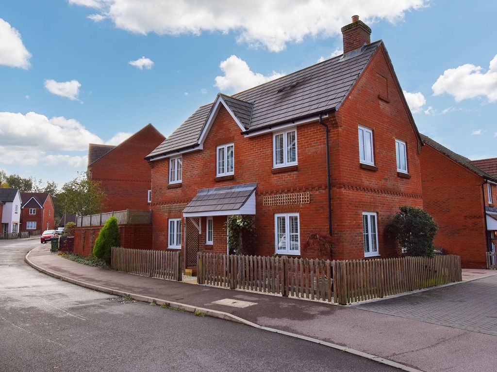 3 bed detached house for sale in Delamere Gardens, Fair Oak SO50, £