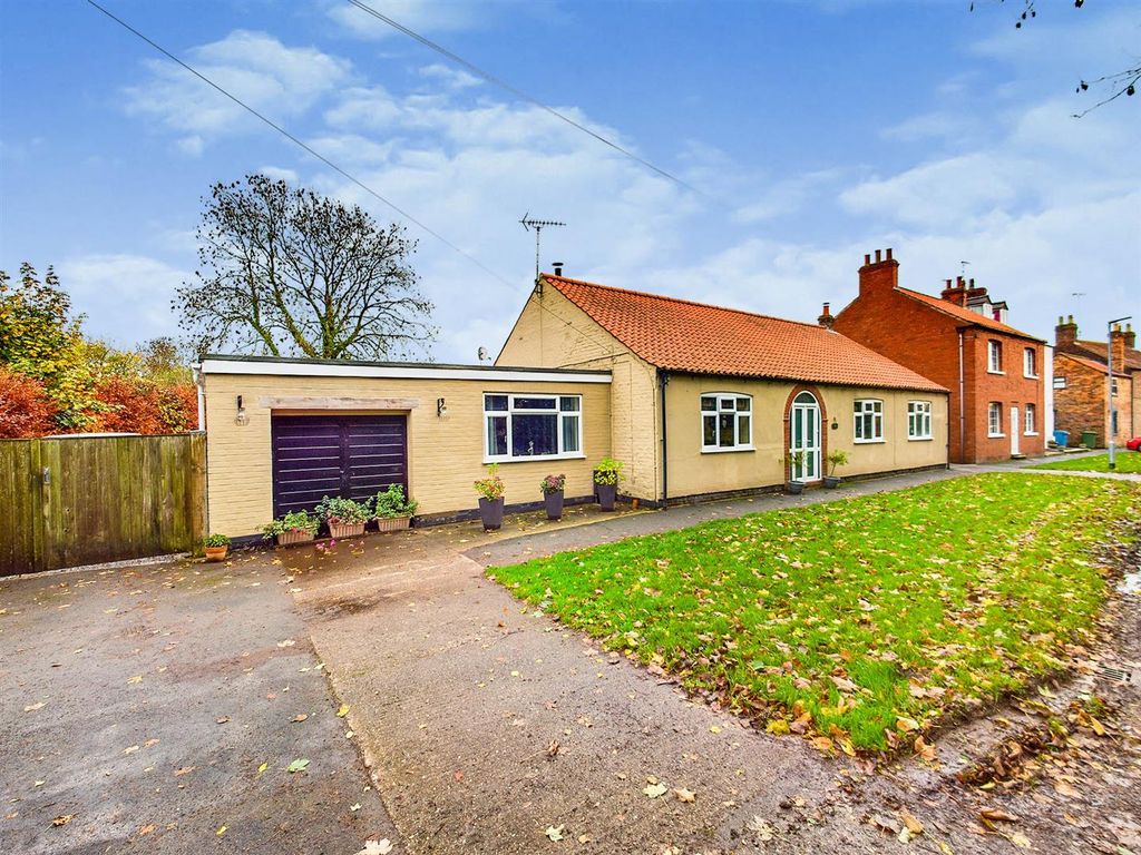 3 bed detached bungalow for sale in Nethergate, Nafferton, Driffield
