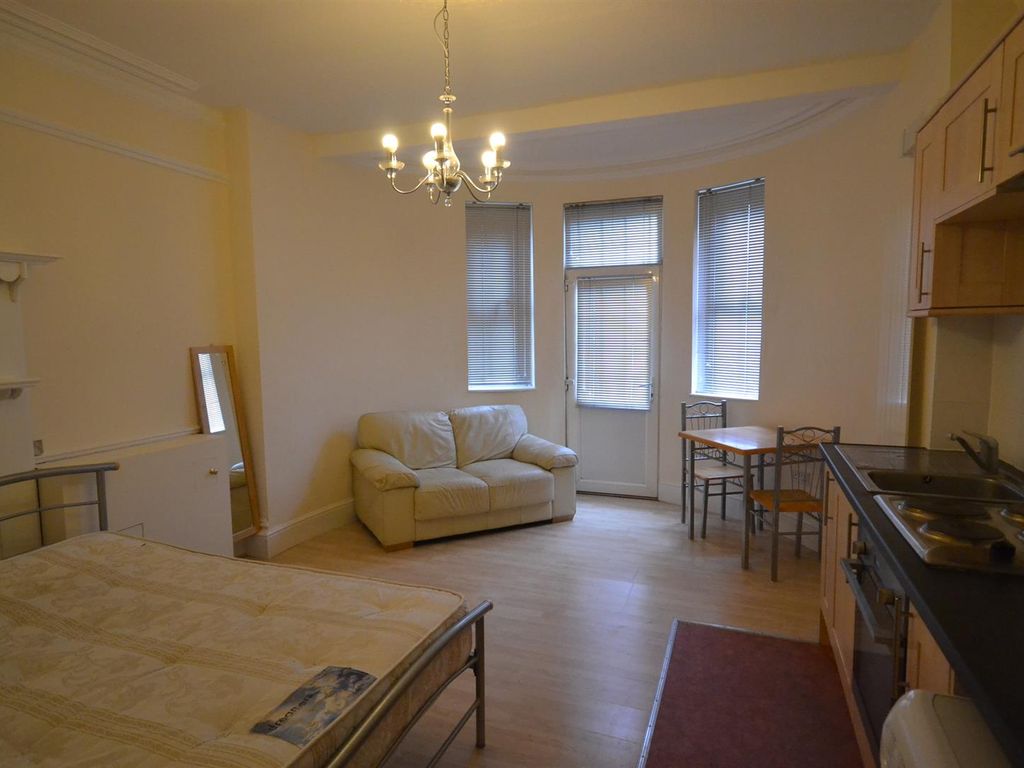 Studio to rent in Wokingham Road, Reading, Berkshire RG6, £795 pcm Zoopla