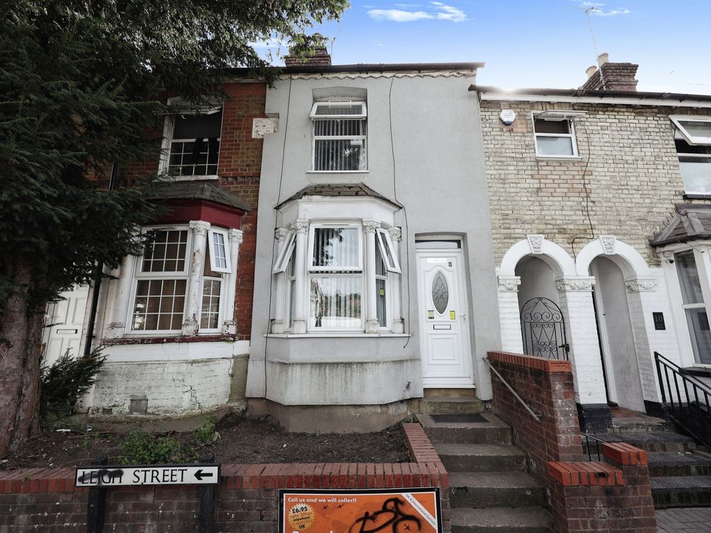 3 bed terraced house for sale in Green Street, High HP11, £