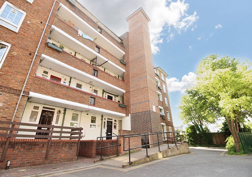 3 bed flat to rent in Samford House, Charlotte Terrace, Islington N1, £