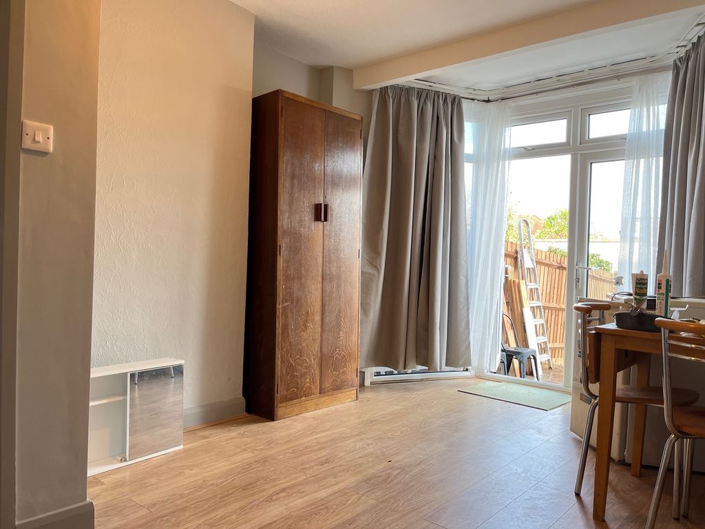 Room to rent in Oakwood Avenue, Southgate N14, £702 pcm Zoopla