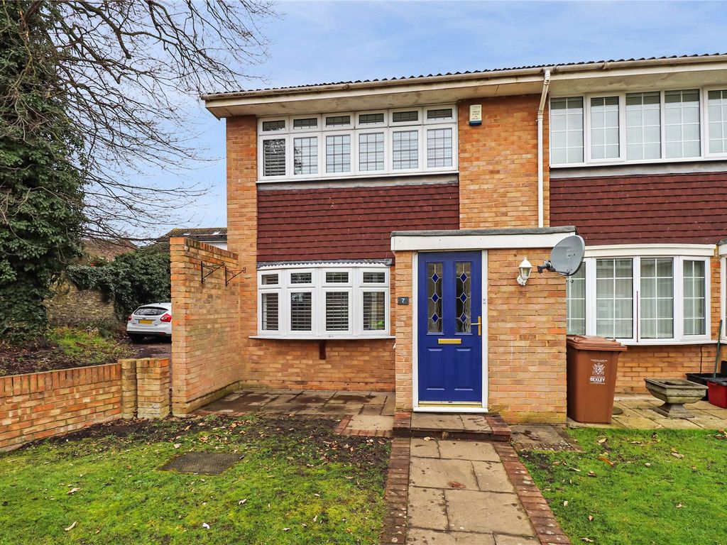 2 bed end terrace house for sale in Bayley Walk, London SE2, £425,000