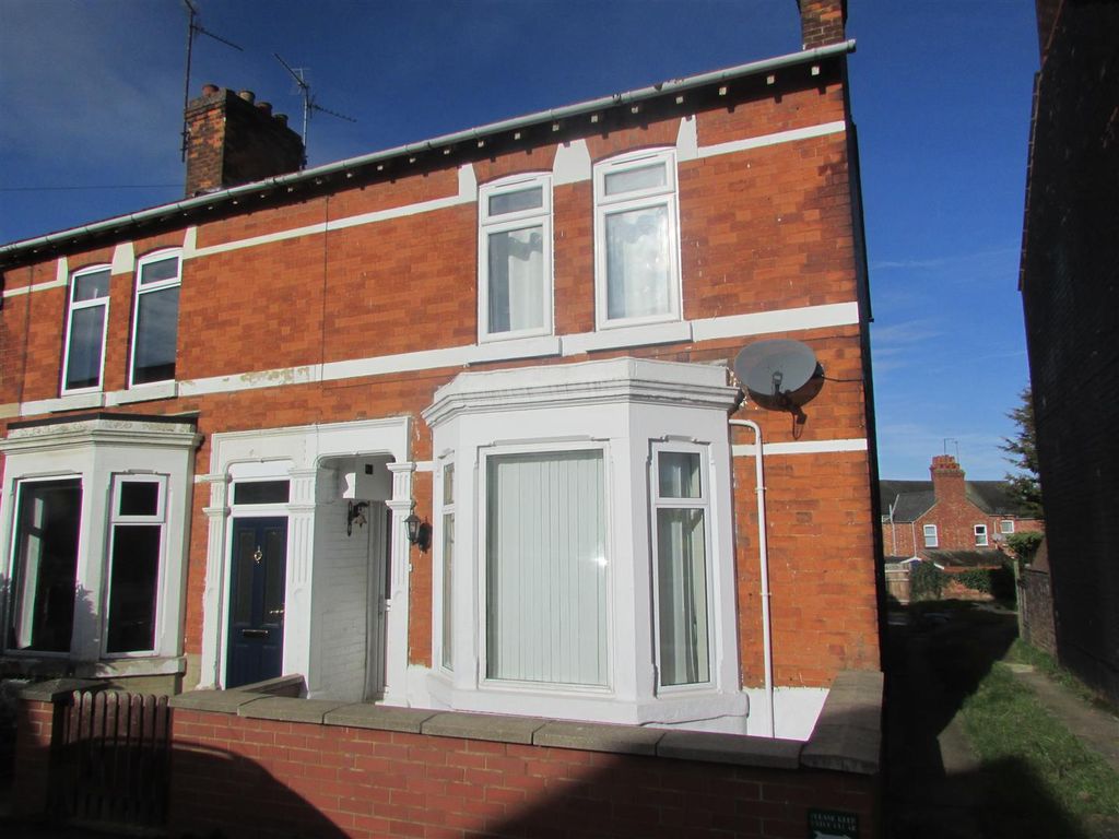 Room to rent in Irchester Road, Rushden NN10, £500 pcm Zoopla