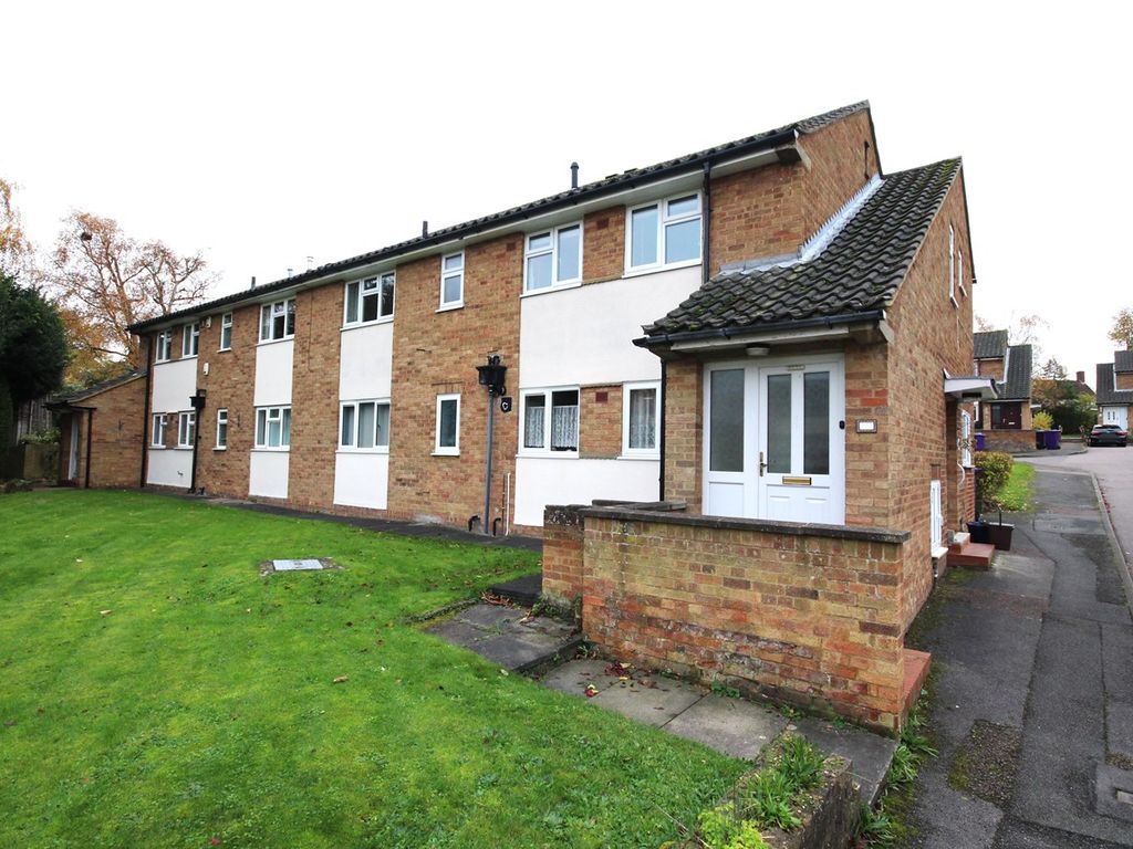 2 bed flat to rent in Icknield Green, Letchworth Garden City SG6, £975