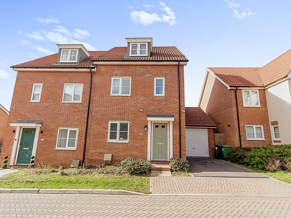 4 bed semidetached house for sale in Clearwater Lane, Dartford DA1
