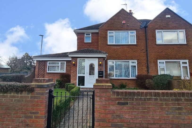 3 bed semidetached house for sale in Blandford Avenue, Luton