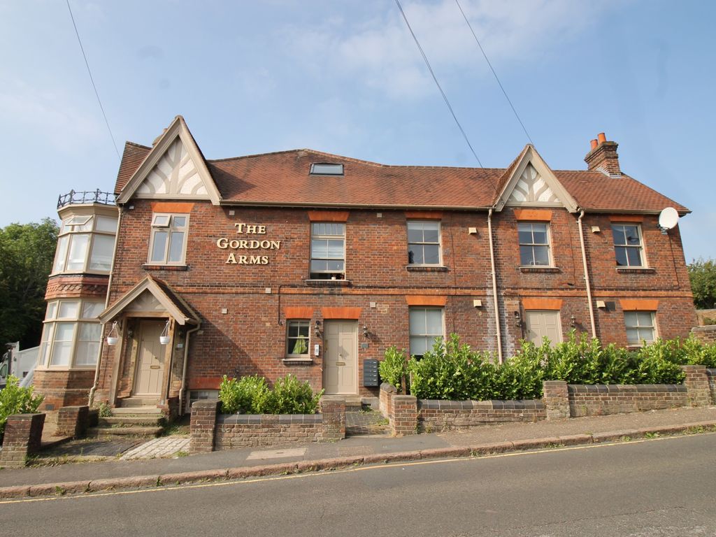 2 bed flat to rent in Gordon Arms, Totteridge Avenue, High HP13