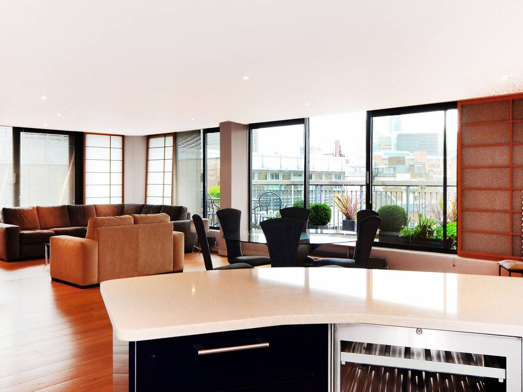 3 bed flat to rent in Britton Street, Clerkenwell, London EC1M, £7,150