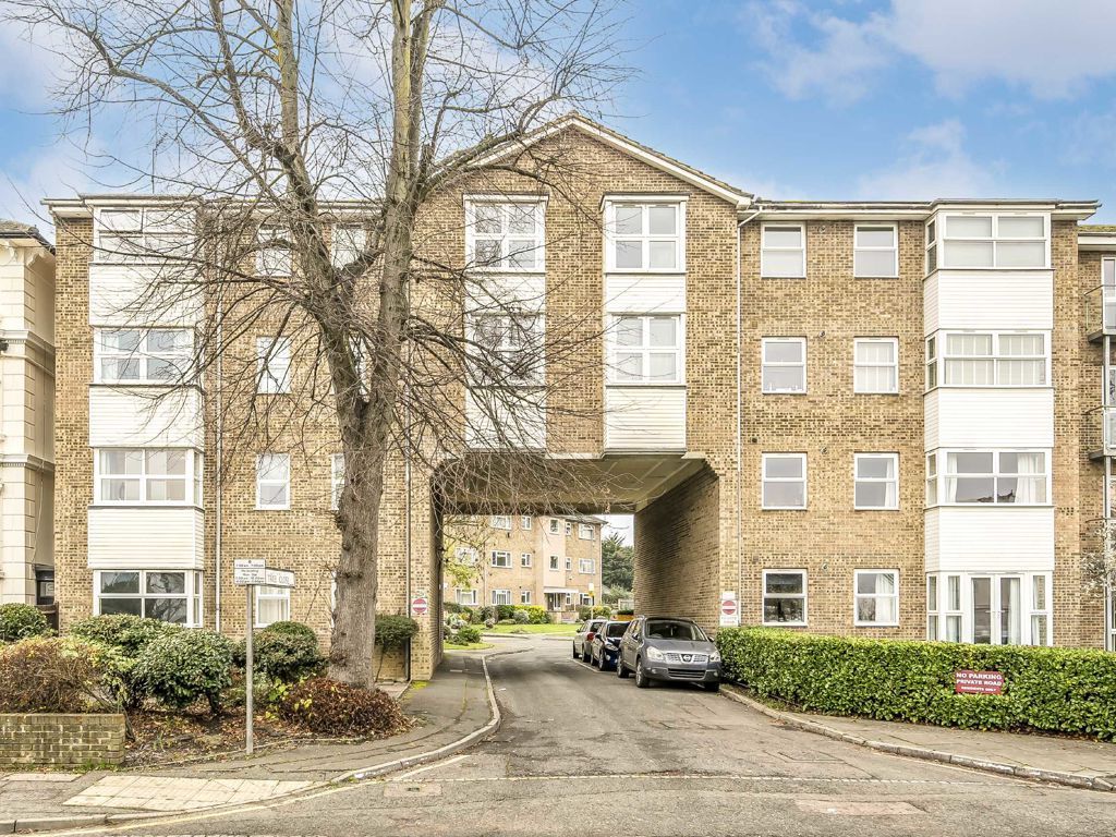 2 bed flat to rent in Ash Tree Close, Surbiton KT6, £1,695 pcm Zoopla