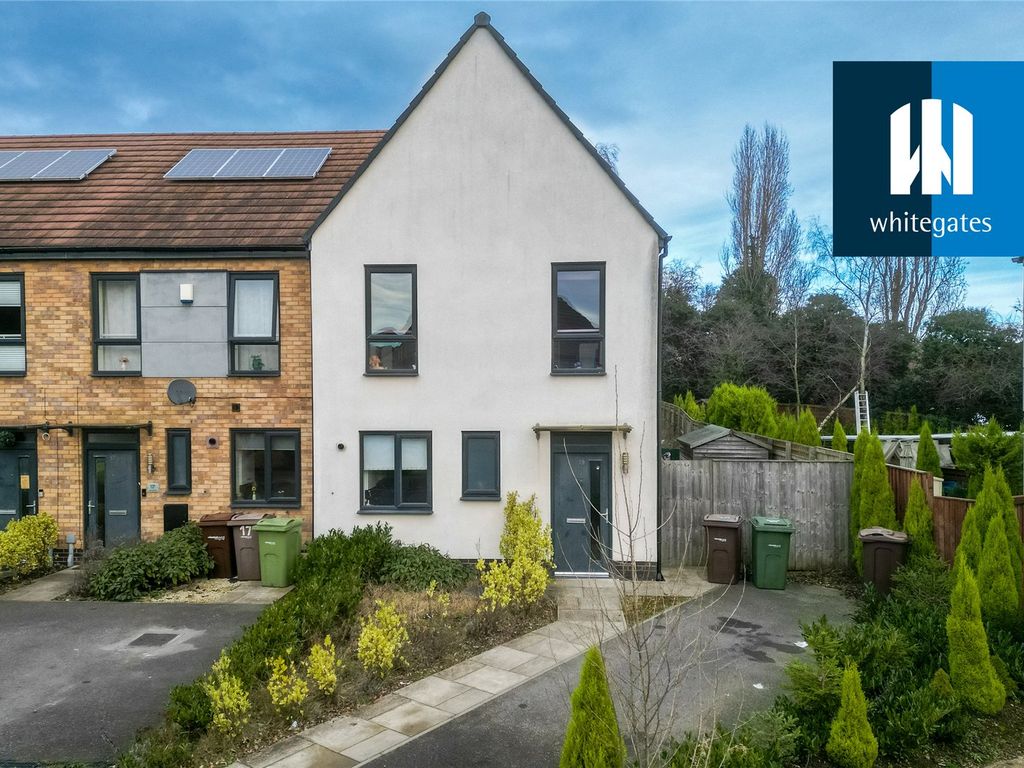 3 bed town house for sale in Lapwing Road, South Elmsall, Pontefract