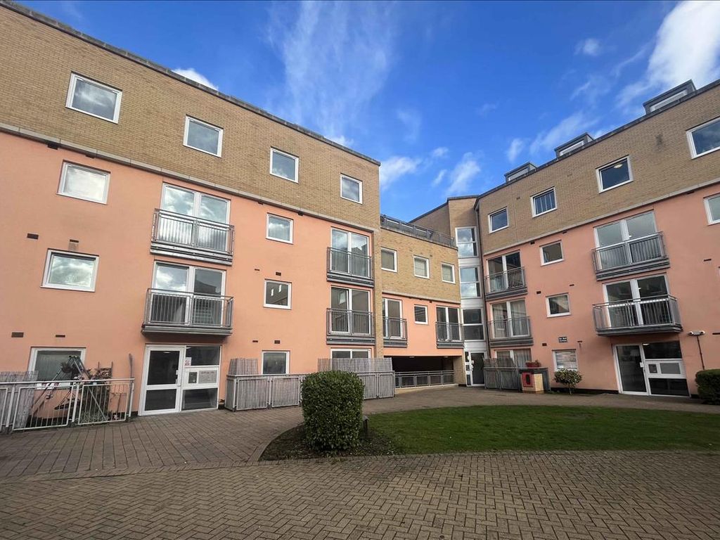 2 bed flat for sale in Wooldridge Close, Feltham, Middlesex TW14, £