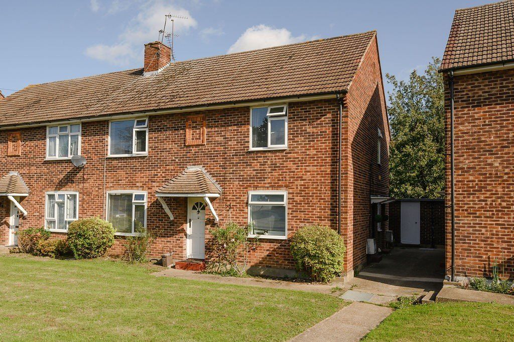 2 bed for sale in Aboyne Drive, Raynes Park SW20, £380,000