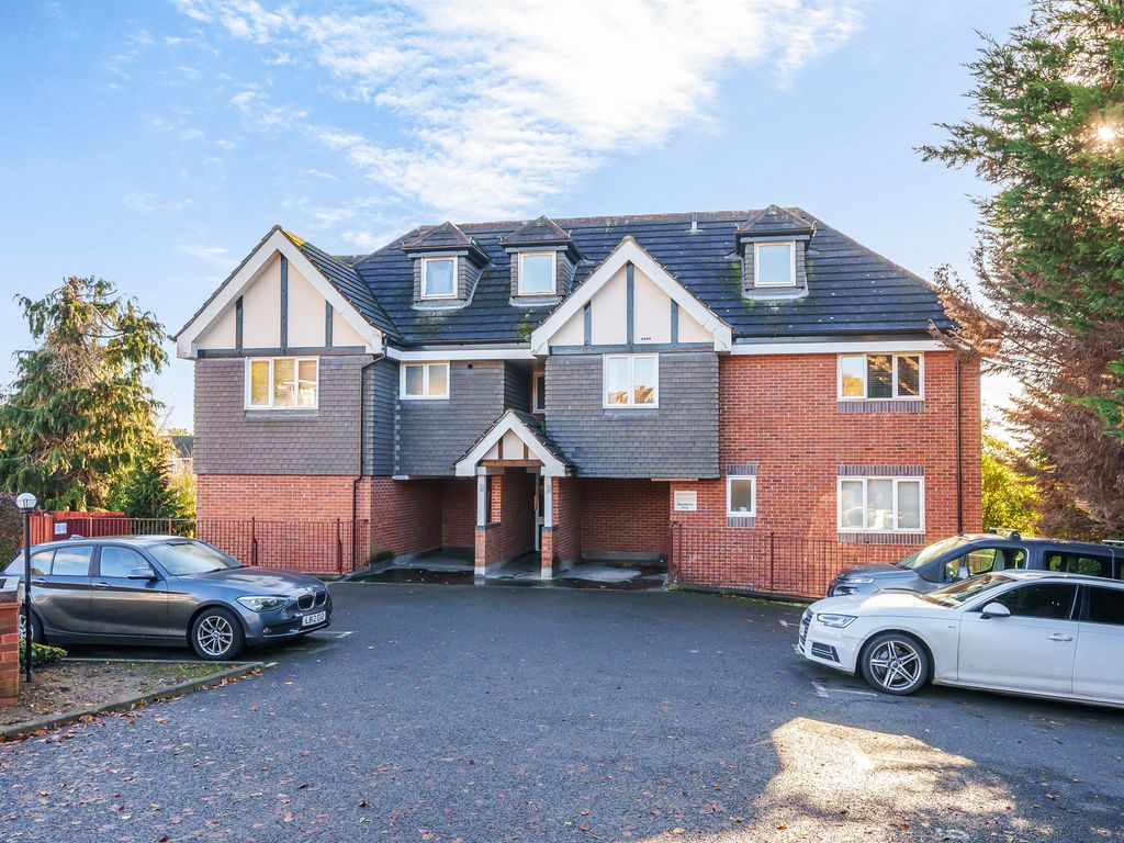 2 bed flat for sale in Chase Ridings, Enfield EN2, £400,000 Zoopla