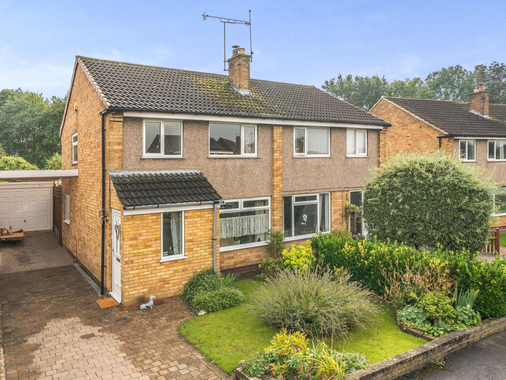 3 bed semidetached house for sale in Glenfield Avenue, Wetherby, West