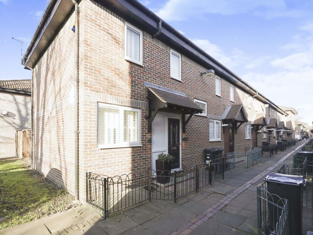 2 bed terraced house for sale in Tiptree Crescent, Ilford IG5 Zoopla