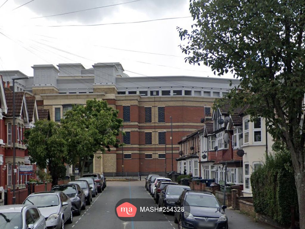 6 bed terraced house to rent in St. Kildas Road, HarrowOnTheHill