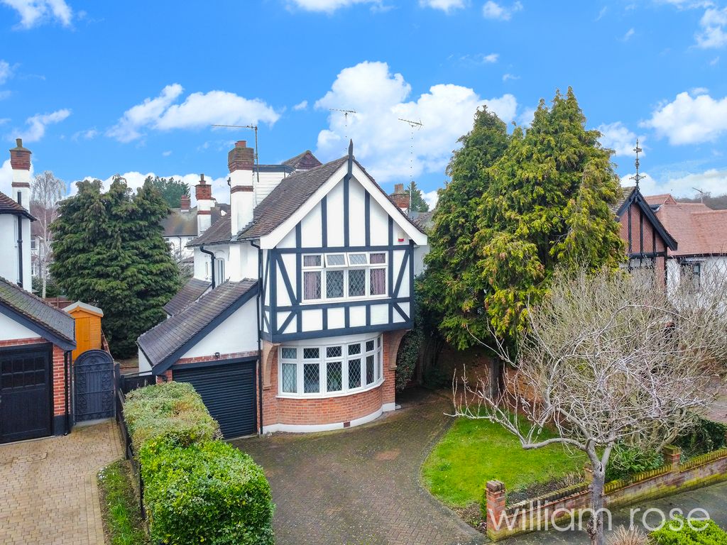 3 bed detached house for sale in Malvern Drive, Woodford Green IG8, £