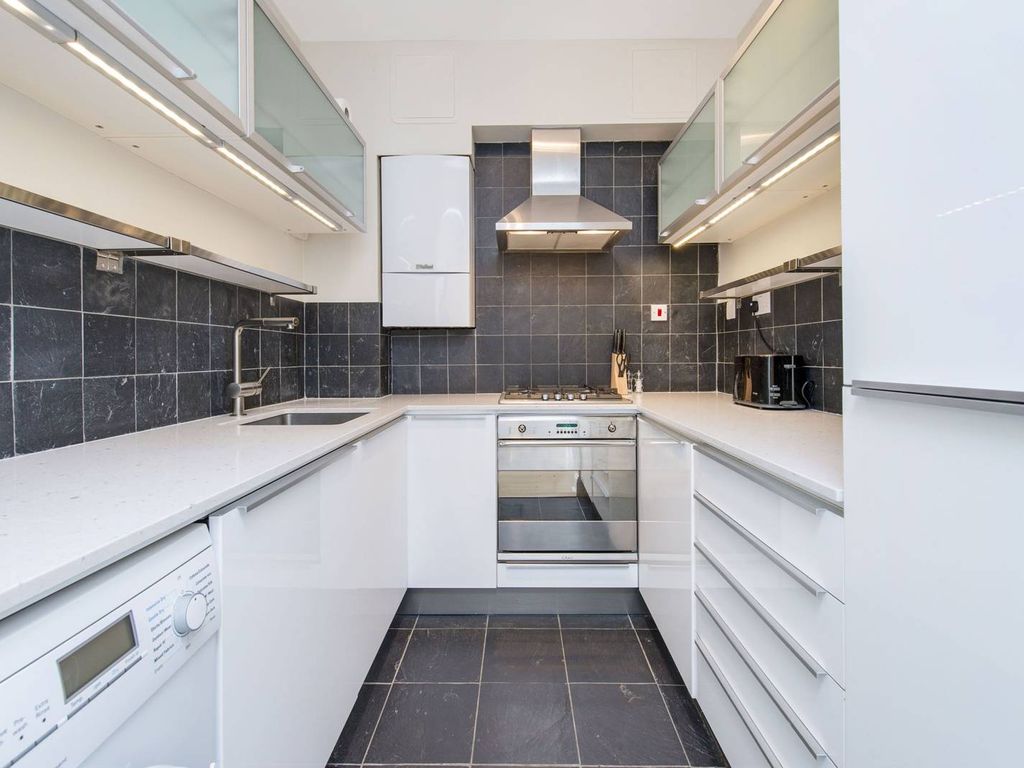2 bed flat to rent in St Stephens Gardens, Westbourne Grove, London W2