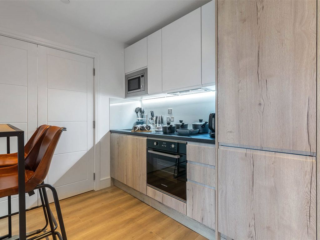 1 bed flat to rent in Wood Street, East Grinstead, West Sussex RH19, £