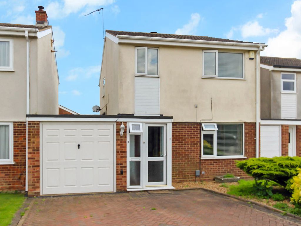 3 bed link detached house for sale in Churchill Avenue, Wellingborough