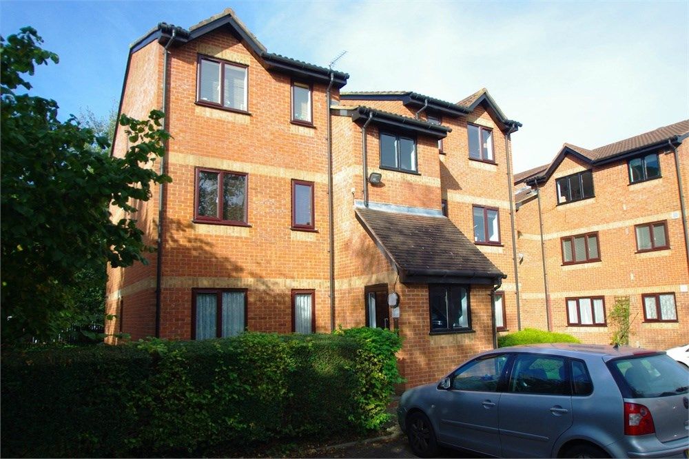 1 bed flat to rent in Courtlands Close, Watford WD24, £1,150 pcm Zoopla