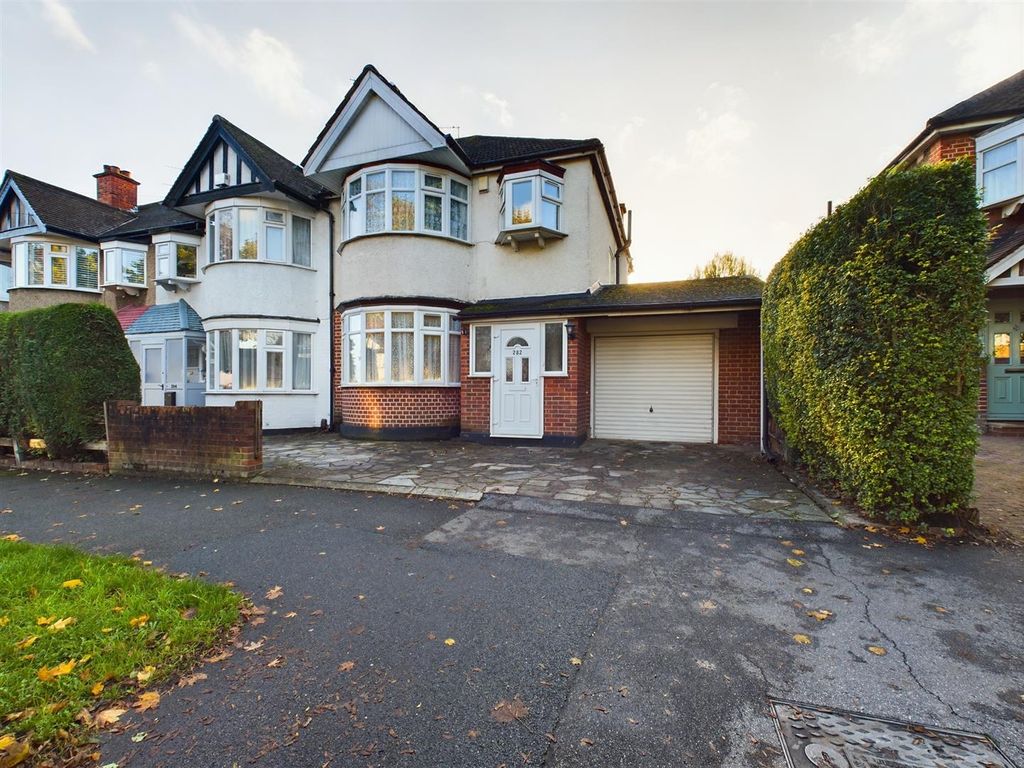 4 bed end terrace house for sale in Victoria Road, Ruislip Manor