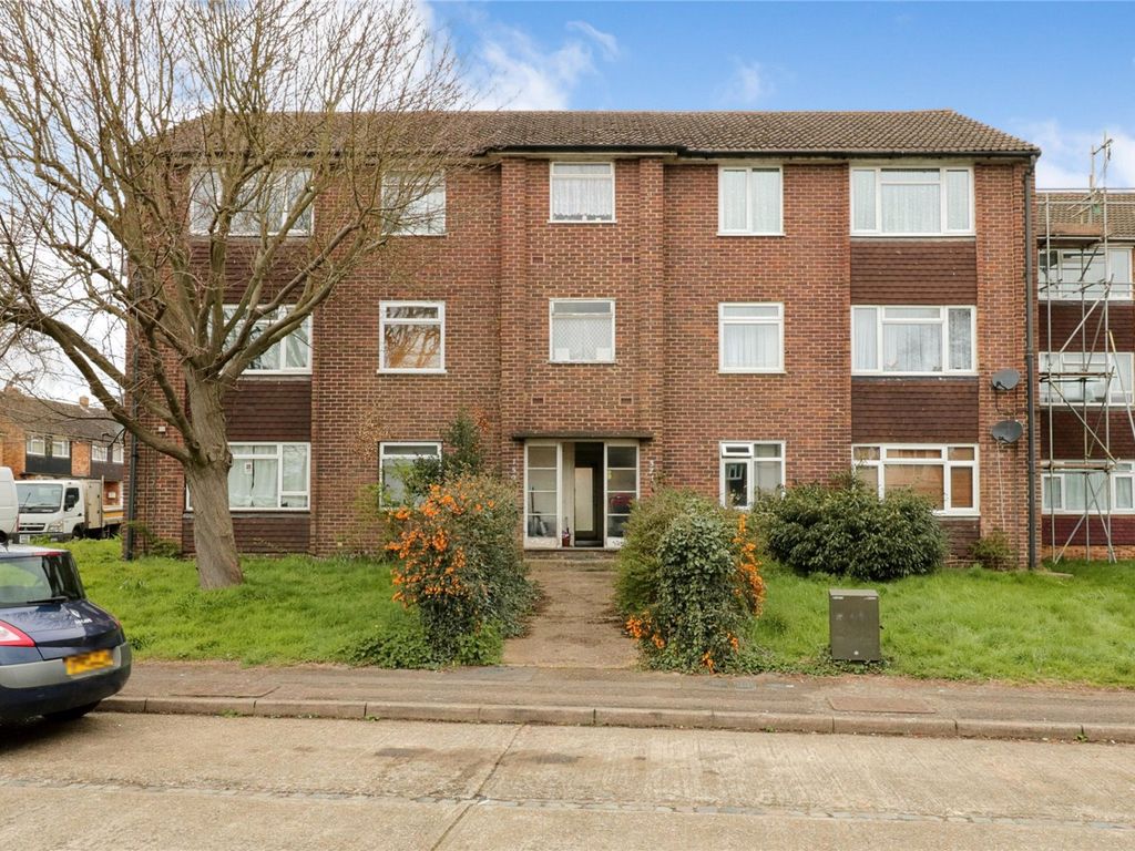 2 bed flat for sale in Oxford Close, Cheshunt, Waltham Cross