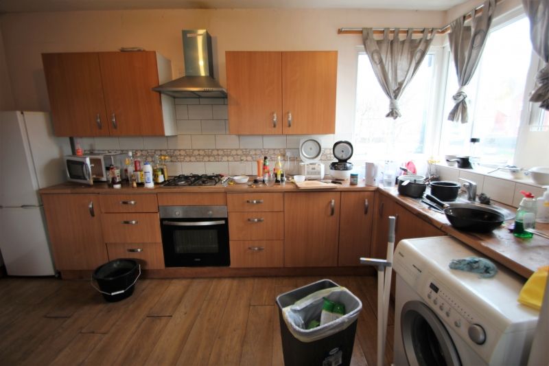 3 bed flat to rent in Burley Road, Burley, Leeds LS3, £585 pppm Zoopla