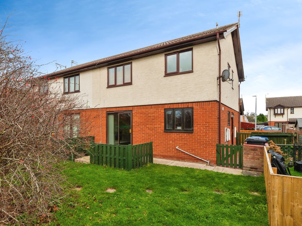 2 bed flat for sale in Gwelfryn, Prestatyn, Clwyd LL19, £80,000 Zoopla
