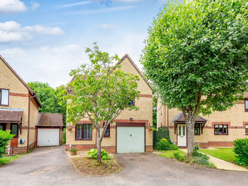 3 bed detached house for sale in Juniper Gardens, Bicester OX26, £