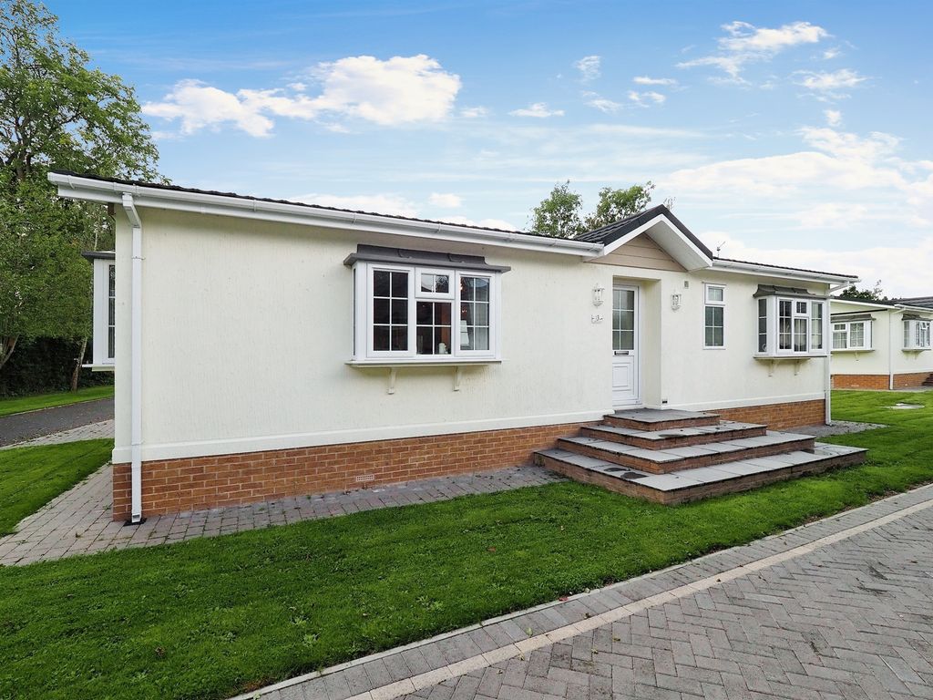 2 bed detached bungalow for sale in Mickley Lane, Stretton, Alfreton