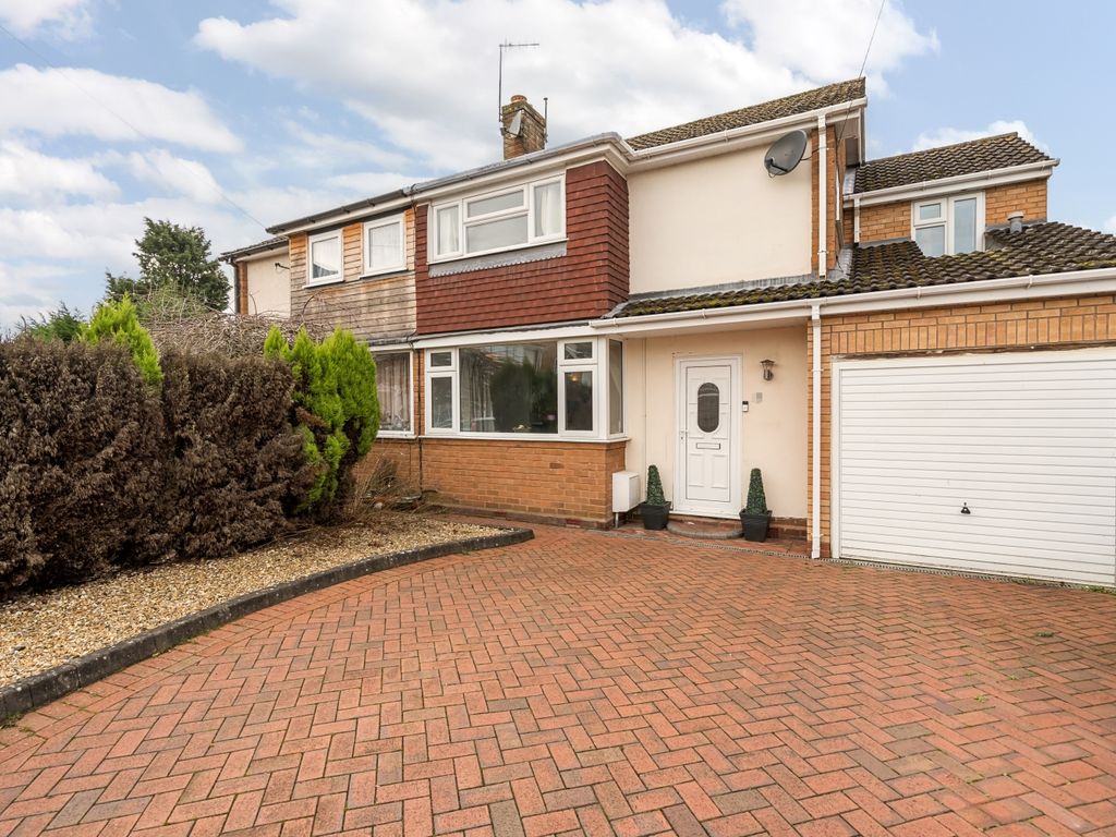 4 bed semidetached house for sale in Bala Close, StourportOnSevern