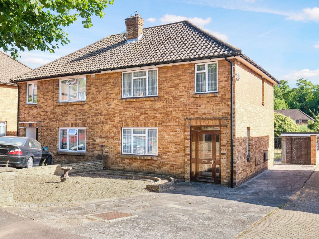 3 bed semidetached house for sale in Cloonmore Avenue, Farnborough