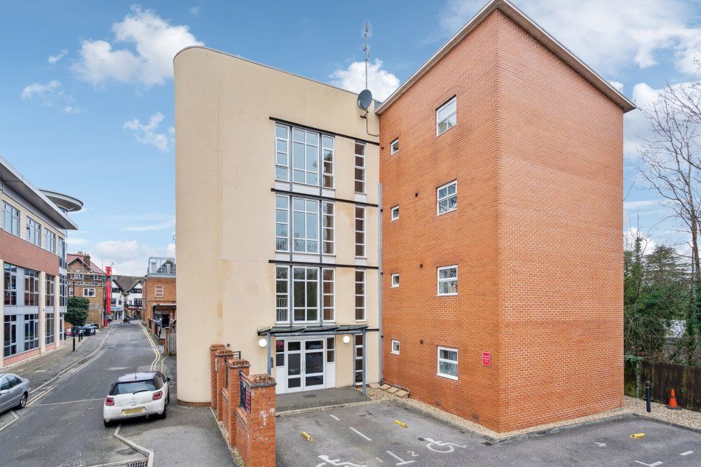 2 bed flat for sale in Post Office Lane, Beaconsfield HP9, £369,950