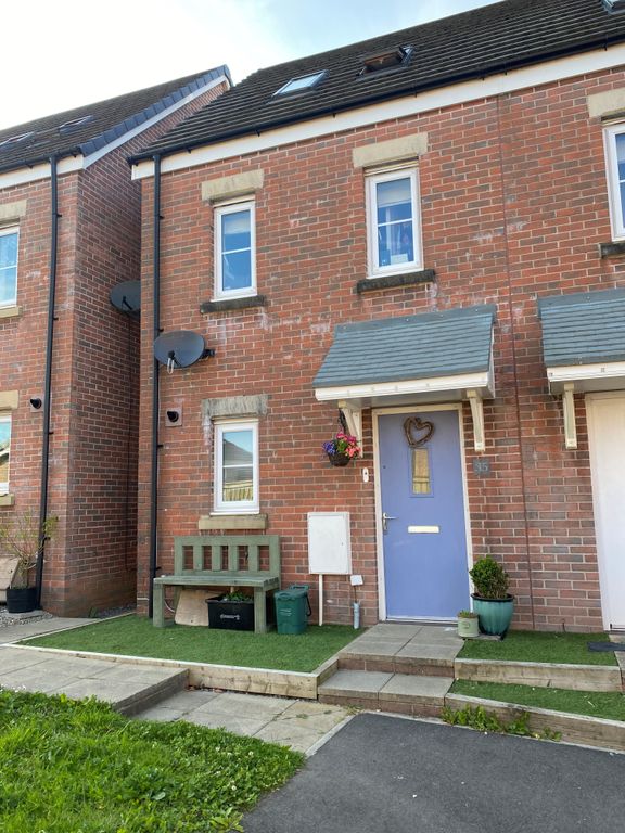 3 bed semidetached house for sale in Maes Pedr, Carmarthen SA31, £