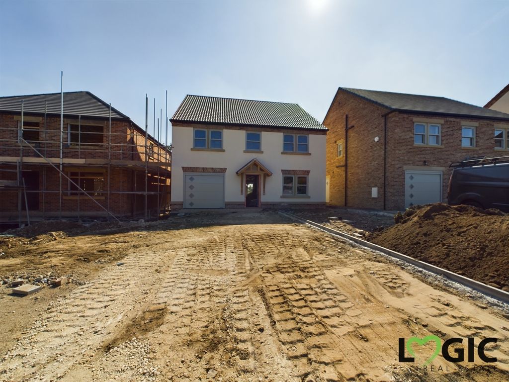 4 bed detached house for sale in Parliament Row, Fairburn, Knottingley